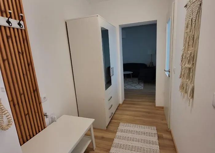 Kislakas A Beke Teren - *